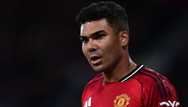 Casemiro bức xúc với Jamie Carragher.