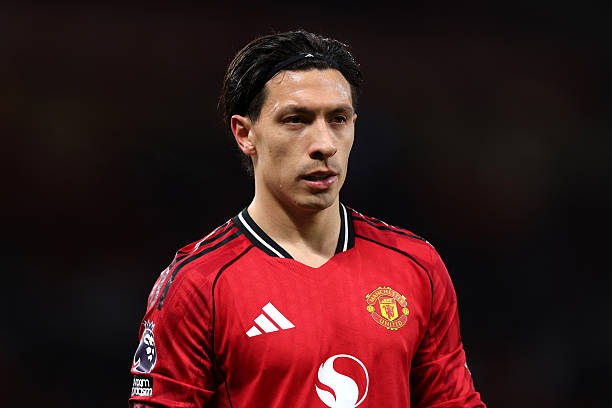 Ảnh bài viết Lisandro Martinez đối diện ngã ba đường tại Old Trafford