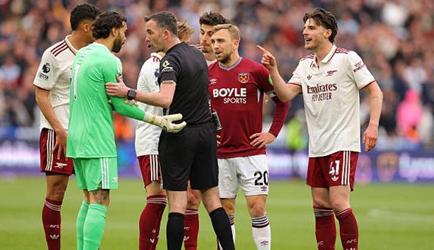 Arsenal vượt qua áp lực ở trận đấu với Arsenal.
