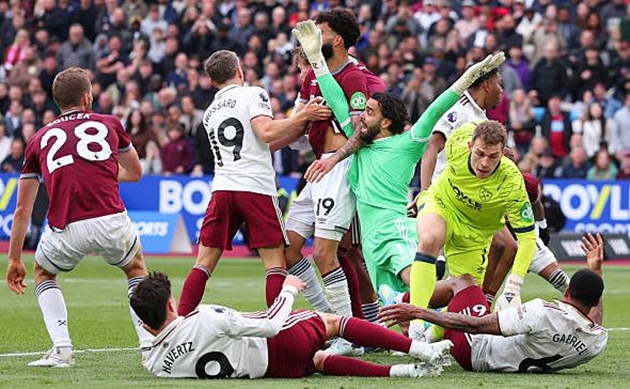 Tình huống tranh cãi giữa Arsenal và West Ham có thể thay đổi cả mùa giải.