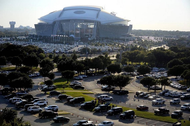 Bãi đỗ xe rộng lớn của AT&T Stadium.