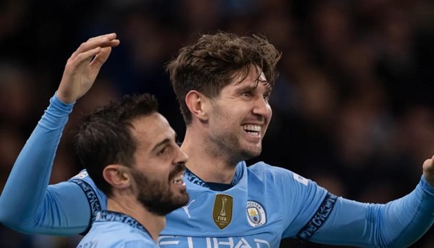 Bernardo Silva và John Stones được Manchester City tri ân.