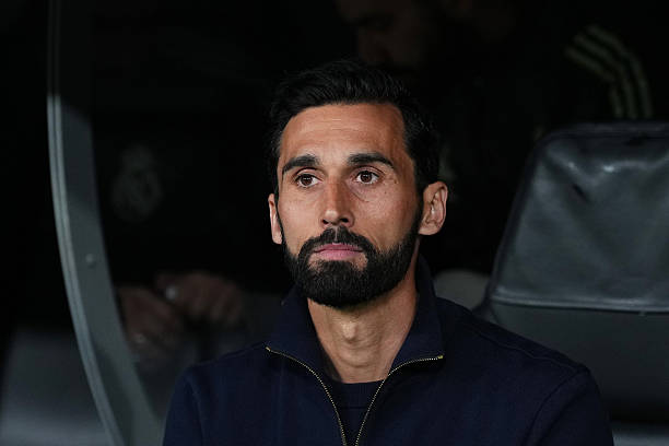 Arbeloa bị kéo vào mớ hỗn độn tại Bernabeu.