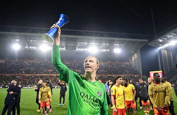 Ảnh bài viết Luis Enrique khen Safonov hết lời trong ngày PSG vô địch