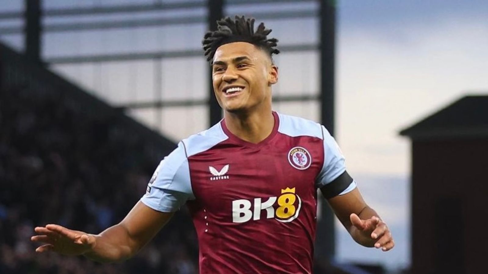 Ollie Watkins khiến hàng thủ Liverpool phải dè chừng.