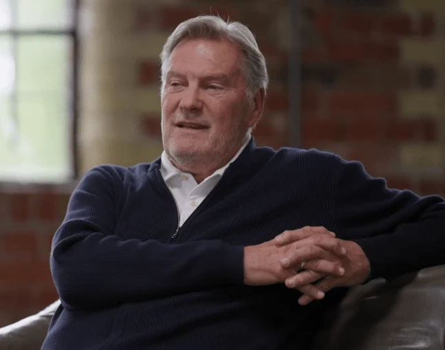 Ảnh bài viết Hoddle khuyên Chelsea đón sao Man City dẹp loạn phòng thay đồ
