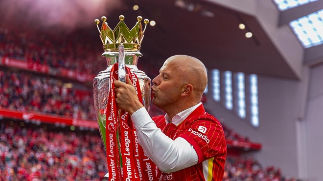 Slot đã giúp Liverpool san bằng thành tích của MU.