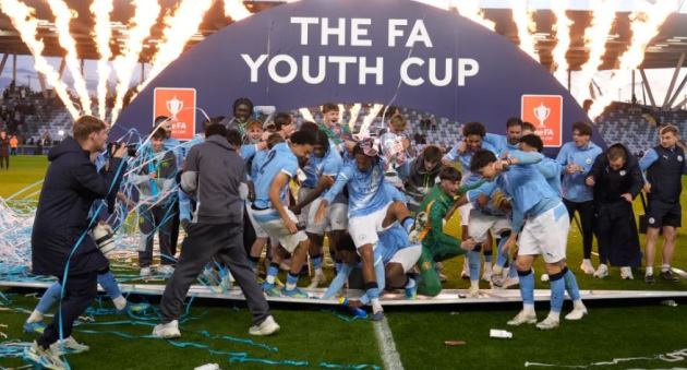 Ảnh bài viết Bục vinh quang đổ sập khi U18 Man City ăn mừng vô địch FA Youth Cup