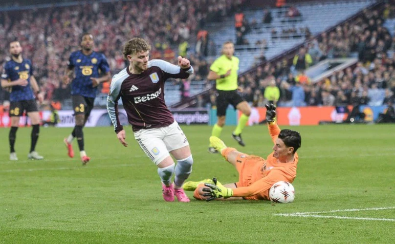 Sự nghiệp Elliott chững lại bởi những toan tính của cả Liverpool và Aston Villa.