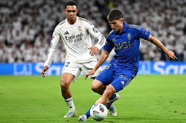 Trent Alexander-Arnold - 7.1: Hỗ trợ tấn công tốt nhưng lại gặp nhiều khó khăn trong khâu phòng ngự, thường xuyên bị hậu vệ trái đối phương vượt mặt.

Raul Asencio - 7.7: Thể hiện một màn trình diễn phòng ngự vô cùng chắc chắn. Anh đang cho thấy mình sẽ kết thúc mùa giải với một vai trò nổi bật.

David Alaba - 7.5: Dù gây bất ngờ khi đá chính, anh vẫn thi đấu tốt trong trận đấu sân nhà áp chót trước khi chia tay đội bóng.

Alvaro Carreras - 7.8: Làm tốt nhiệm vụ phòng ngự và suýt chút nữa lập siêu phẩm với một cú vẩy má ngoài bị thủ môn cản phá trong hiệp hai.

Franco Mastantuono - 7.1: Thi đấu khởi sắc hơn so với những tháng gần đây, nhưng nhìn chung vẫn còn thiếu sự hiệu quả trong các tình huống tham gia tấn công.

Eduardo Camavinga - 7.1: Có cơ hội đá chính nhưng mờ nhạt. Màn trình diễn này phần nào lý giải quyết định loại anh khỏi ĐT Pháp của HLV Deschamps.

Aurelien Tchouameni - 7.1: Thể hiện phong độ ổn định quen thuộc, anh đã chỉ huy tốt tuyến giữa trong trận sân nhà đầu tiên kể từ sau vụ lùm xùm.

Brahim Diaz - 7.7: Tiếp tục là mũi nhọn nguy hiểm nhất trên hàng công. Anh kiến tạo bàn mở tỷ số và liên tục gây sóng gió cho hàng thủ Oviedo.

Gonzalo Garcia - 8.1: Màn trình diễn cực kỳ ấn tượng của tiền đạo trẻ. Anh tạo ra nhiều cơ hội cho đồng đội và tự mình ghi bàn trước giờ nghỉ.

Vinicius Junior - 6.9: Khởi đầu tốt nhưng mờ nhạt dần. Tâm lý thi đấu có vẻ bị ảnh hưởng tiêu cực bởi những tiếng la ó từ chính khán giả nhà.