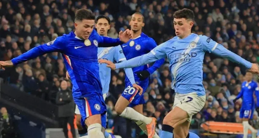 Chelsea khủng hoảng sẽ phải chạm trán một Man City đang đạt phong độ cao.