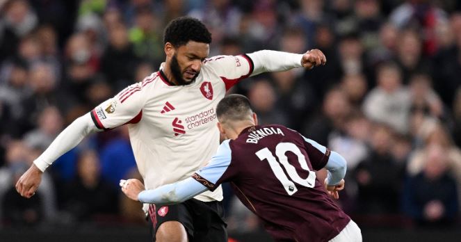 Hậu vệ phải: Joe Gomez — 5.6: Thường xuyên bó vào trong để tạo thành bộ ba trung vệ khi Liverpool có bóng, vô tình bỏ mặc hành lang cánh cho một đồng đội không có khả năng hỗ trợ tấn công đảm nhiệm.

Trung vệ: Ibrahima Konate — 5.8: Thi đấu như thể đang gặp vấn đề về thăng bằng, liên tục chao đảo và thiếu vững vàng trước các đợt tấn công của đối thủ.

Trung vệ: Virgil van Dijk — 7.3: Một cú đúp bàn thắng trớ trêu nhất trong sự nghiệp của anh. Ngay từ tiếng còi khai cuộc, thủ quân của Liverpool đã hoàn toàn bị Watkins làm cho rối loạn; tiền đạo đối phương như đang thi đấu ở một tốc độ khác hoàn toàn so với một đội trưởng di chuyển chậm chạp.

Hậu vệ trái: Milos Kerkez — 5.6: Phải đối đầu với một đối thủ tận dụng triệt để sức mạnh thể chất, Kerkez liên tục bị John McGinn – người luôn làm chủ cuộc chơi – đè bẹp và cô lập ở phần sân nhà.

Tiền vệ trung tâm: Ryan Gravenberch — 6.3: Đi bộ khắp mặt sân trong một chiều xuân muộn, Gravenberch thể hiện một sự uể oải và lười biếng khó hiểu trong lối chơi.

Tiền vệ trung tâm: Alexis Mac Allister — 6: Một trận đấu hoàn toàn mờ nhạt, tiêu biểu là tình huống ăn vạ gây xấu hổ nhằm khiến Ezri Konsa bị đuổi khỏi sân.

Tiền vệ tấn công: Dominik Szoboszlai — 6.6: Ngôi sao người Hungary không phải là người duy nhất trượt ngã, nhưng pha trượt chân của anh lại gây ra hậu quả tai hại nhất. Bù lại, anh đã có hai pha kiến tạo cho Van Dijk lập công.

Tiền đạo cánh phải: Curtis Jones — 6.2: Bị đẩy ra cánh phải, một tiền vệ thuần túy như Jones được giao nhiệm vụ bám biên để giãn rộng đội hình, nhưng điều đó chỉ khiến anh tự tách mình ra khỏi những tình huống nguy hiểm của trận đấu.

Tiền đạo cắm: Cody Gakpo — 6.2: Mỗi cơ hội đến với Gakpo dường như lại trở thành một dịp để sự tự tin của anh tiếp tục sụt giảm.

Tiền đạo cánh trái: Rio Ngumoha — 6.1: Liên tục đòi bóng và tận dụng mọi tình huống chạm bóng để đột phá trực diện về phía khung thành đối phương. Tiếc là tài năng trẻ này không đem lại sự khác biệt.

Chấm điểm màn trình diễn của 2 đội. Ảnh: BongDa.com.vn.