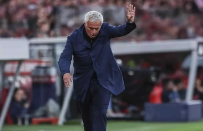 Mourinho chuẩn bị ngồi ghế nóng Real Madrid.