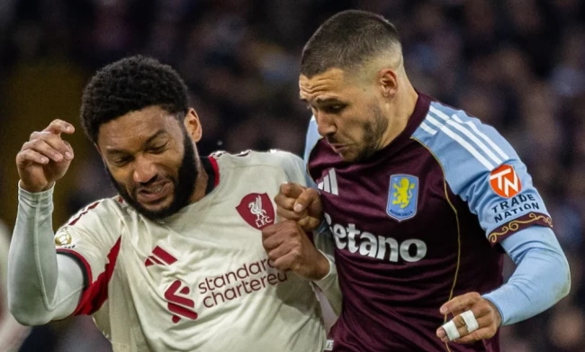 Joe Gomez chê trách hàng thủ Liverpool.