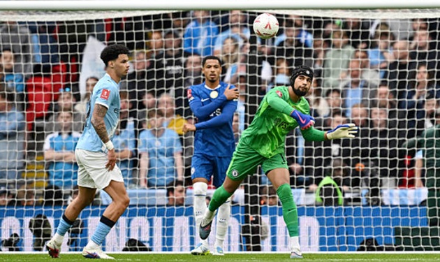 Robert Sanchez (6/10): Thủ thành người Tây Ban Nha có hàng loạt pha cứu thua quan trọng để giữ cho Chelsea hy vọng. Tuy nhiên, anh hoàn toàn bất lực trước cú chạm bóng đầy tinh quái của Semenyo.

Malo Gusto (7/10): Một trong những cầu thủ hay nhất trận. Gusto cùng với Cole Palmer đã phong tỏa thành công "ngòi nổ" Jeremy Doku bên phía Man City, đồng thời tích cực tham gia hỗ trợ tấn công bên hành lang phải.


Levi Colwill (7/10): Colwill tiếp tục chứng minh giá trị của một trung vệ hiện đại. Anh không chỉ chắc chắn trong phòng ngự mà còn tung ra nhiều đường chuyền xuyên tuyến đẳng cấp.


Wesley Fofana (6/10): Giống như Gusto, Fofana đã chơi với tinh thần thép. Anh có tình huống đánh chặn kịp thời để giải nguy cho khung thành của Sanchez.


Jorrel Hato (6/10): Dù gặp nhiều khó khăn khi đối đầu với Semenyo ở đầu trận, tài năng trẻ người Hà Lan đã dần lấy lại sự tự tin và có những đóng góp quan trọng ở cả hai mặt trận phòng ngự lẫn tấn công.

Moises Caicedo (7/10): "Cỗ máy quét" của Chelsea hoạt động hết công suất. Dù sớm dính chấn thương đùi, Caicedo vẫn thi đấu bền bỉ, thực hiện một pha đánh chặn cực kỳ quan trọng và là người cầm nhịp, thúc đẩy toàn đội tiến về phía trước.


Reece James (6/10): Đội trưởng Chelsea giữ cho tuyến giữa vận hành ổn định. Tuy nhiên, anh đã có một khoảnh khắc mất tập trung khi để mất bóng ở khu vực nguy hiểm, rất may là Man City đã không thể tận dụng.


Enzo Fernandez (5/10): Một trận đấu đầy nhiệt huyết nhưng kém may mắn của tiền vệ người Argentina. Anh nhận một thẻ vàng sau pha vào bóng quyết liệt và bỏ lỡ một cơ hội ngon ăn từ cú vô lê ở cuối hiệp.


Cole Palmer (6/10): Palmer đã phải hy sinh rất nhiều cho mặt trận phòng thủ để hỗ trợ ngăn chặn các pha tấn công biên của đối phương. Chính vì nhiệm vụ lùi sâu, sự nguy hiểm thường thấy của anh trên hàng công đã bị giảm đi đáng kể.


Joao Pedro (6/10): Làm việc không biết mệt mỏi trong tư cách một trung phong. Do không có nhiều khoảng trống dứt điểm, Pedro liên tục lùi sâu để kết nối lối chơi và kéo dãn hàng thủ đối phương.


Marc Cucurella (6/10): Được đẩy lên đá cao hơn thường lệ, cầu thủ người Tây Ban Nha đã chạy không biết mệt mỏi và gây ra nhiều rắc rối cho các hậu vệ Man City nhờ nguồn năng lượng dồi dào của mình.