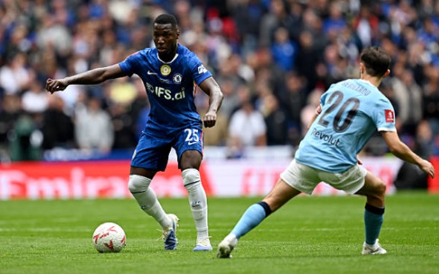 Moises Caicedo (7/10): "Cỗ máy quét" của Chelsea hoạt động hết công suất. Dù sớm dính chấn thương đùi, Caicedo vẫn thi đấu bền bỉ, thực hiện một pha đánh chặn cực kỳ quan trọng và là người cầm nhịp, thúc đẩy toàn đội tiến về phía trước.