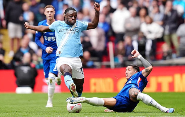 Enzo Fernandez (5/10): Một trận đấu đầy nhiệt huyết nhưng kém may mắn của tiền vệ người Argentina. Anh nhận một thẻ vàng sau pha vào bóng quyết liệt và bỏ lỡ một cơ hội ngon ăn từ cú vô lê ở cuối hiệp.