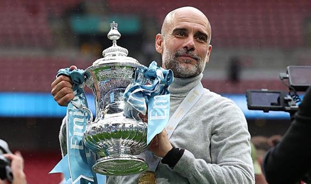Pep Guardiola không cho đồng đội ăn mừng sau chức vô địch FA Cup.