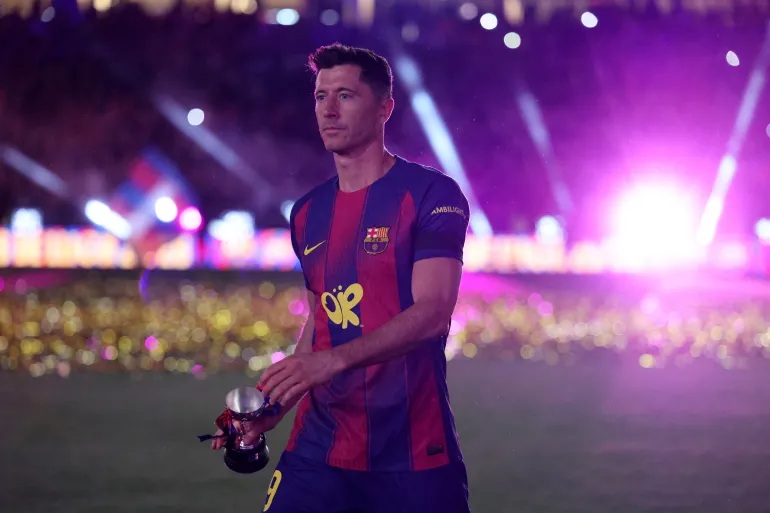 Lewandowski chuẩn bị rời Barca.