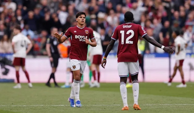 Westt Ham phải cạnh tranh suất trụ hạng với Spurs.