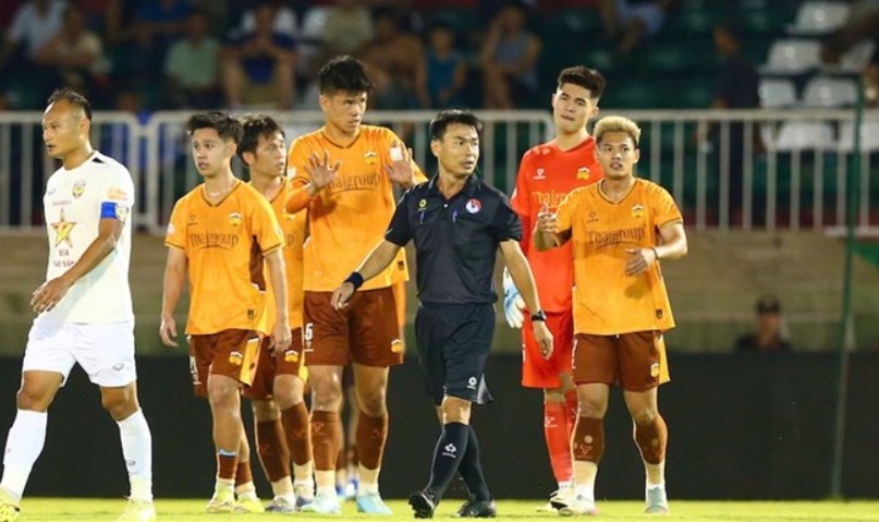 HAGL bế tắc trong việc tìm kiếm đường vào khung thành của Hà Tĩnh. Ảnh: HAGL FC.