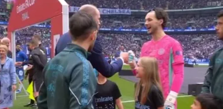 Hoàng tử William đấm tay với thủ thành Man City.