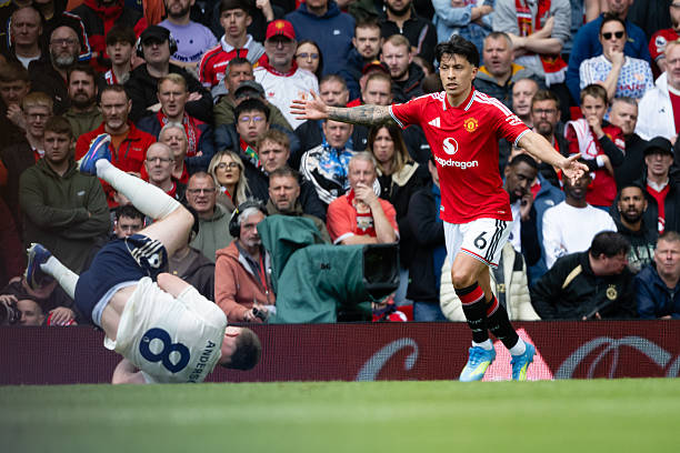 Lisandro Martinez - 7.2 điểm: Chơi tốt hơn rất nhiều so với trận đấu trước gặp Sunderland, tạo ra những pha can thiệp cực kỳ quan trọng để ngăn chặn Wood và Gibbs-White.