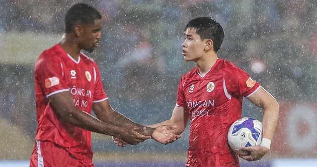 Đình Bắc tranh đá penalty với Grafite.