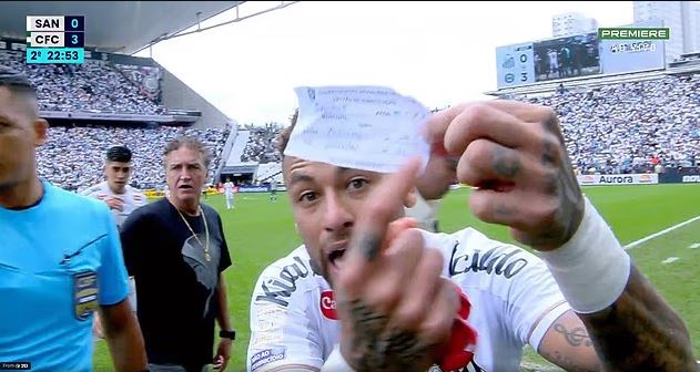 Neymar không chấp nhận việc bị thay ra bởi sai sót từ trọng tài.