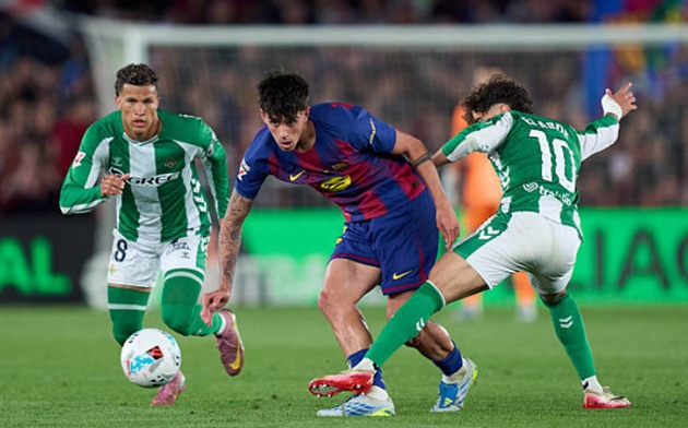 Marc Bernal (7.0): Bernal đã hoàn thành xuất sắc nhiệm vụ vô hiệu hóa ngòi nổ Giovani Lo Celso bên phía Betis. Khả năng đánh chặn của anh giúp Pedri tự do dâng cao.

Fermin Lopez (6.3): Thi đấu đầy nỗ lực nhưng chưa tạo ra được nhiều đột biến rõ rệt trước khi bị thay ra ngay sau giờ nghỉ giữa hiệp.

Robert Lewandowski (6.8): Đây là trận đấu cuối cùng của tiền đạo người Ba Lan tại Spotify Camp Nou. Dù không thể nổ súng để tri ân khán giả, nhưng con số 119 bàn thắng sau 192 lần ra sân đã khẳng định vị thế huyền thoại của anh trong lịch sử gã khổng lồ xứ Catalonia.