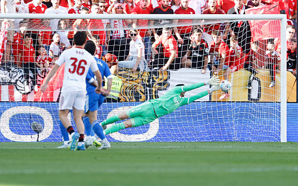 Thibaut Courtois - 8.3 điểm: Có lẽ Courtois có thể nhạy bén hơn một chút với bóng trong chân, và thực tế là anh đã ngăn chặn thành công tất cả mối nguy hiểm từ Sevilla.
