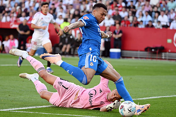 Kylian Mbappe - 6.9 điểm: Chân sút người Pháp chỉ có thể mang đến những khoảnh khắc đe dọa chớp nhoáng. Anh thiếu sự chính xác ở khu vực 1/3 cuối sân, nhưng đã xâm nhập vòng cấm hiệu quả để dọn cỗ cho Vinicius ghi bàn quyết định.