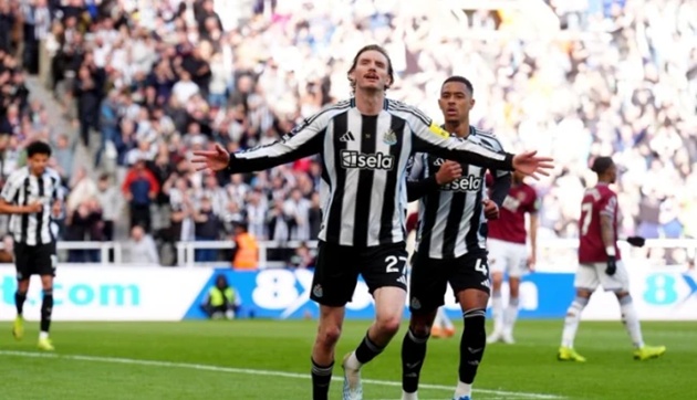 Newcastle đánh bại West Ham dễ dàng.