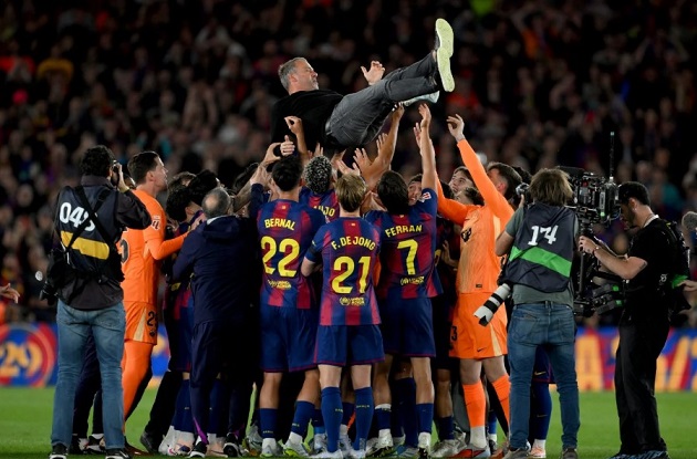 Hansi Flick tiếp tục hành trình với Barca.