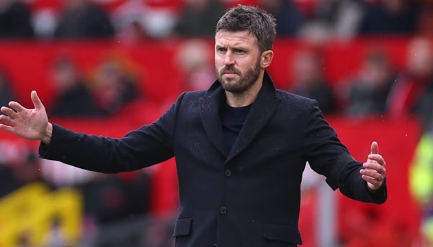 Michael Carrick vẫn thận trọng và khiêm tốn khi nói về tương lai tại Man United.