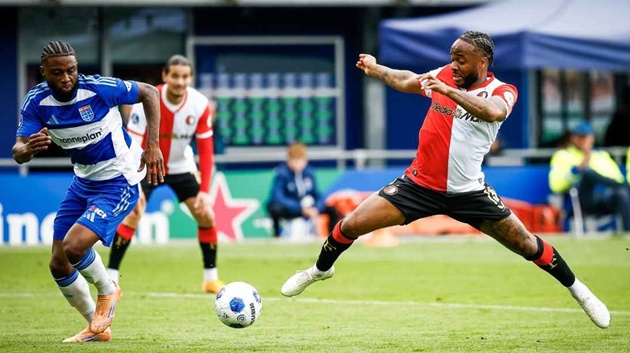 Van Persie bảo vệ Sterling trước chỉ trích.