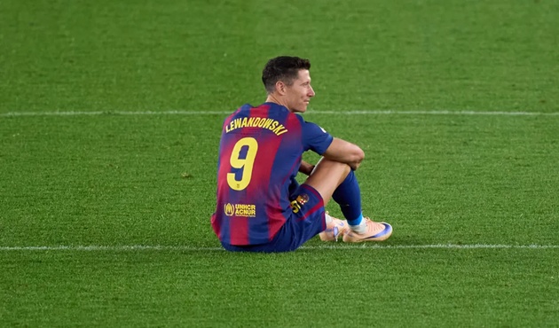 Ảnh bài viết Lewandowski ngồi một mình giữa sân Camp Nou khi chia tay Barca