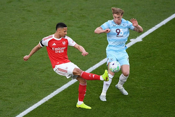 William Saliba (8.1): Cầu thủ xuất sắc nhất trận đấu. Saliba thể hiện sự điềm tĩnh tuyệt vời khi chiến thắng hầu hết các pha tranh chấp tay đôi với tiền đạo đối phương. Khả năng đọc tình huống và những đường chuyền xuyên tuyến của anh là chìa khóa giúp hàng thủ Arsenal đứng vững.`

Cristhian Mosquera (7.7): Đảm nhiệm vai trò hậu vệ phải, Mosquera gây ấn tượng mạnh với khả năng phòng ngự tỉnh táo. Anh phối hợp rất tốt với Saka để tạo ra những pha chồng biên nguy hiểm, đồng thời luôn có mặt kịp thời để hóa giải các pha phản công của Burnley.

Eberechi Eze (7.0): Dù thi đấu đầy năng nổ và là nguồn sáng tạo chính ở khu trung tuyến, Eze lại thiếu đi sự sắc sảo trong các pha dứt điểm cuối cùng. Anh bỏ lỡ hai cơ hội ngon ăn trong hiệp hai, nhưng nhìn chung vẫn đóng góp tích cực vào lối chơi chung.

Declan Rice (7.7): Rice thực hiện nhiều pha đánh chặn quan trọng và có một tình huống can thiệp xuất sắc ngay trong vòng cấm địa để bảo vệ thành quả cho đội nhà.


Martin Odegaard (7.1): Thủ quân của Arsenal vẫn giữ được sự nhiệt huyết thường thấy. Dù đôi lúc xử lý bóng hơi rườm rà trước hàng thủ dày đặc của Burnley, nhưng khả năng liên kết các tuyến của anh vẫn đóng vai trò cực kỳ quan trọng.


Leandro Trossard (7.0): Tiền đạo người Bỉ thi đấu đầy kỹ thuật và thông minh. Anh kém may mắn khi cú dứt điểm hiểm hóc ở hiệp một đưa bóng đi trúng cột dọc, nhưng những bước chạy không bóng của anh đã mở ra nhiều khoảng trống cho đồng đội.

Kai Havertz (7.7): Người hùng mang về 3 điểm quý giá với pha chọn vị trí và đánh đầu dũng mãnh. Mặc dù vậy, Havertz đã may mắn khi không phải nhận thẻ đỏ sau một tình huống vào bóng quyết liệt ở hiệp hai trước khi được thay ra.

Bukayo Saka (7.5): Một lần nữa Saka cho thấy tầm ảnh hưởng lớn của mình với pha kiến tạo từ chấm phạt góc. Anh thường xuyên quấy rối hàng thủ đối phương bằng những pha đi bóng lắt léo và luôn tích cực lùi về hỗ trợ phòng ngự khi cần thiết.