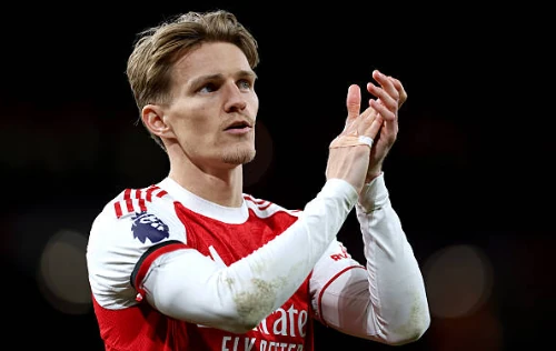 Martin Odegaard (7.1): Thủ quân của Arsenal vẫn giữ được sự nhiệt huyết thường thấy. Dù đôi lúc xử lý bóng hơi rườm rà trước hàng thủ dày đặc của Burnley, nhưng khả năng liên kết các tuyến của anh vẫn đóng vai trò cực kỳ quan trọng.