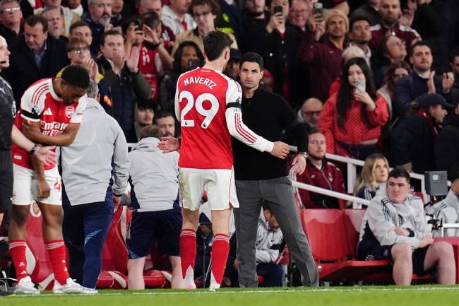 Arsenal chạm một tay vào ngôi vương.
