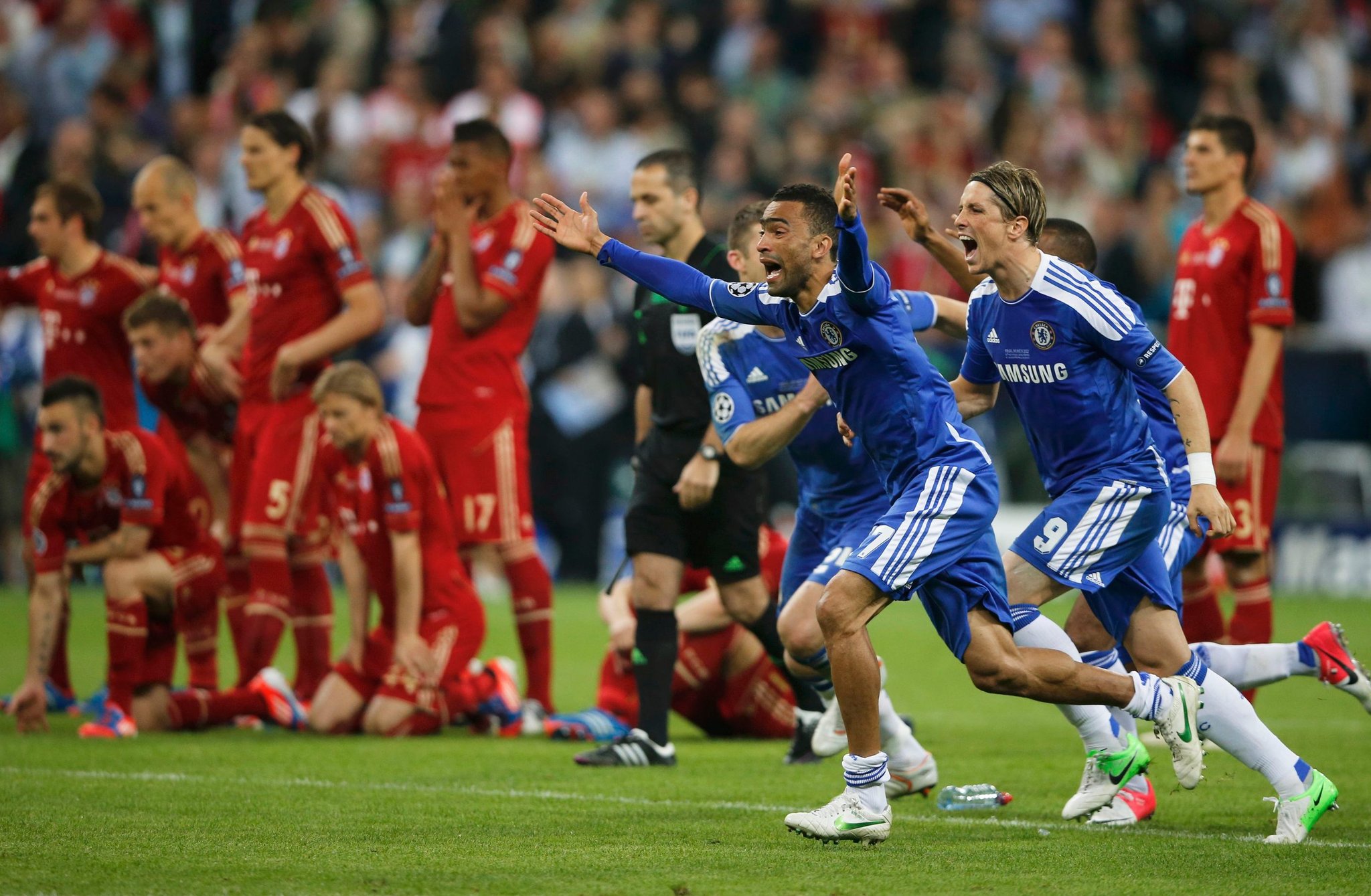 Bayern gục ngã trên chấm luân lưu định mệnh.