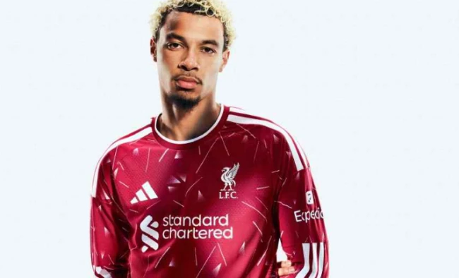 Hugo Ekitike diện áo đấu mới của Liverpool.