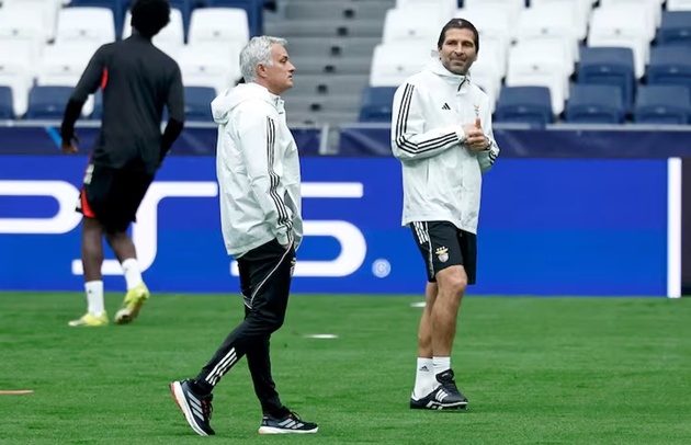 Mourinho được phép đem đội ngũ của mình đến Real Madrid.
