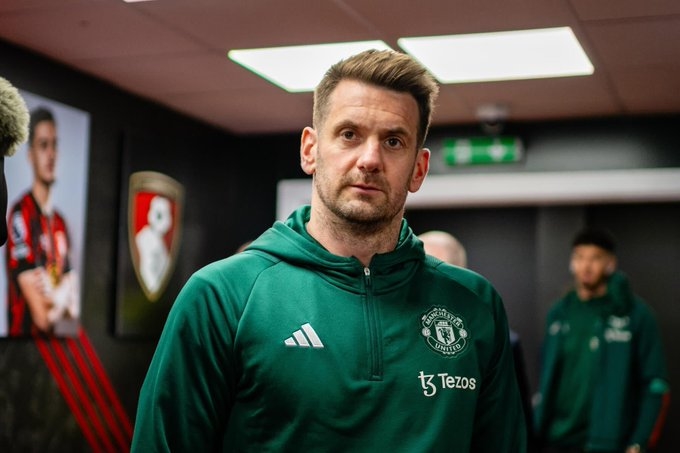 Tom Heaton sẽ gia hạn với Man Utd.