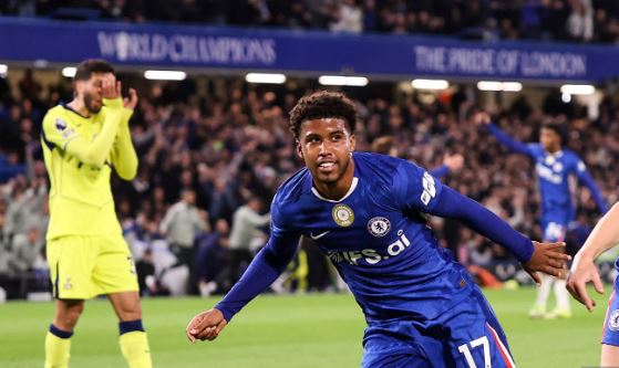 Niềm vui của Andrey Santos khi ghi bàn thắng thứ 2 cho Chelsea.