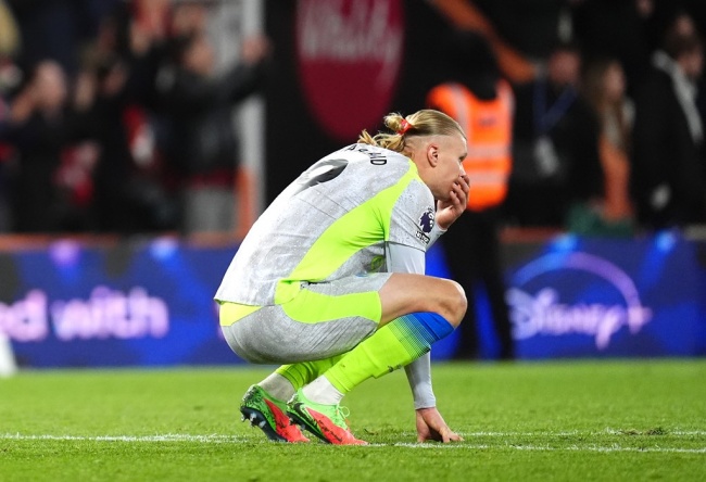 Erling Haaland – 7.5 điểm. Haaland chính là cầu thủ xuất sắc nhất trận của Man City. Anh không chỉ đóng vai trò làm tường, tạo ra ít nhất hai cơ hội ngon ăn cho đồng đội mà còn là người trực tiếp mang về 1 điểm cho đội khách với cú dứt điểm quyết đoán ở phút bù giờ hiệp 2.