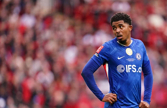 Trung vệ: Wesley Fofana (7.1) Fofana là chốt chặn đáng tin cậy nhất nơi hàng phòng ngự Chelsea trận này. Anh sở hữu nhiều tình huống giải nguy và đánh chặn chính xác, giúp hóa giải các đợt lên bóng nhanh của đối phương. Dù có phần bị động trong tình huống dẫn đến bàn thua của đội nhà, nhưng nhìn chung, cựu sao Leicester đã hoàn thành tốt nhiệm vụ chỉ huy hàng thủ dưới áp lực lớn.

Trung vệ: Jorrel Hato (6.9) Hato thi đấu khá chững chạc bên cạnh Fofana dù còn trẻ. Điểm sáng lớn nhất của anh là cú tắc bóng chính xác ngăn cản James Maddison ở giai đoạn cuối trận, tình huống trực tiếp bảo toàn lợi thế mong manh cho Chelsea. Tuy nhiên, anh vẫn cần cải thiện khả năng bọc lót và duy trì sự tập trung xuyên suốt trận đấu để tránh những sai số không đáng có.

Hậu vệ trái: Marc Cucurella (6.9) Cầu thủ người Tây Ban Nha hoạt động năng nổ bên hành lang cánh trái với những pha dâng cao hỗ trợ tấn công hiệu quả. Tuy nhiên, một pha đánh đầu phá bóng thiếu dứt khoát của anh đã tạo điều kiện cho Richarlison ghi bàn rút ngắn tỉ số. Sai lầm phòng ngự này là vết gợn duy nhất trong một ngày thi đấu đầy nỗ lực của cựu hậu vệ Brighton.

Tiền vệ trung tâm: Andrey Santos (7.9) Một trận đấu bùng nổ của tiền vệ người Brazil khi anh làm chủ hoàn toàn khu trung tuyến. Santos không ngại va chạm trong cuộc chiến cơ bắp và cho thấy nhãn quan chiến thuật nhạy bén. Phần thưởng xứng đáng cho nỗ lực của anh là bàn thắng nhân đôi cách biệt sau một pha chọn vị trí thông minh và dứt điểm tinh tế trong vòng cấm, trực tiếp mang về lợi thế lớn cho Chelsea.

Tiền vệ trung tâm: Moises Caicedo (7.1) Caicedo đóng vai trò "máy quét" và điều tiết nhịp độ trận đấu một cách thầm lặng nhưng hiệu quả. Những đường chuyền xuyên tuyến của anh đã nhiều lần mở ra cơ hội phản công cho Chelsea. Anh kết nối cực tốt giữa hàng thủ và hàng công, giúp "The Blues" duy trì được cấu trúc đội hình ổn định trước lối đá pressing của đối phương.

Tiền vệ tấn công: Cole Palmer (7.2) Palmer tiếp tục cho thấy tầm ảnh hưởng của mình trong lối chơi của đội với những pha xử lý bóng đẳng cấp. Dù không trực tiếp ghi bàn hay kiến tạo, những đường chuyền sáng tạo và khả năng xoay sở trong không gian hẹp của anh là chìa khóa để phá vỡ hệ thống phòng ngự lùi sâu của Tottenham, tạo khoảng trống cho các đồng đội băng lên.

Tiền vệ cánh phải: Pedro Neto (7.5) Neto gây ra rất nhiều khó khăn cho hàng thủ Tottenham bằng tốc độ và kỹ thuật lắt léo. Anh là người thực hiện đường kiến tạo cho Enzo Fernandez mở tỉ số và đóng vai trò quan trọng trong việc triển khai các đợt tấn công biên. Dù có phần sa sút thể lực trong hiệp hai, nhưng đóng góp của anh vào lối chơi chung là không thể phủ nhận.

Tiền vệ cánh trái: Enzo Fernandez (8.1) Cầu thủ xuất sắc nhất trận đấu. Enzo không chỉ khai thông thế bế tắc bằng một siêu phẩm sút xa đẹp mắt từ khoảng cách 30 mét mà còn trực tiếp kiến tạo cho Santos ghi bàn thắng thứ hai. Một màn trình diễn đẳng cấp thế giới, trả lời mọi sự hoài nghi về phong độ của anh trong thời gian qua và khẳng định vai trò thủ lĩnh trên sân.

Tiền đạo: Liam Delap (6.6) Delap thi đấu rất xông xáo và tích cực pressing ngay từ phần sân đối phương để tạo áp lực. Tuy nhiên, sự nôn nóng trong các pha xử lý cuối cùng khiến anh bỏ lỡ một vài cơ hội ngon ăn và phải nhận một thẻ vàng không đáng có. Anh vẫn cần thêm sự điềm tĩnh và sắc bén trong vòng cấm để có thể cạnh tranh vị trí chính thức lâu dài.