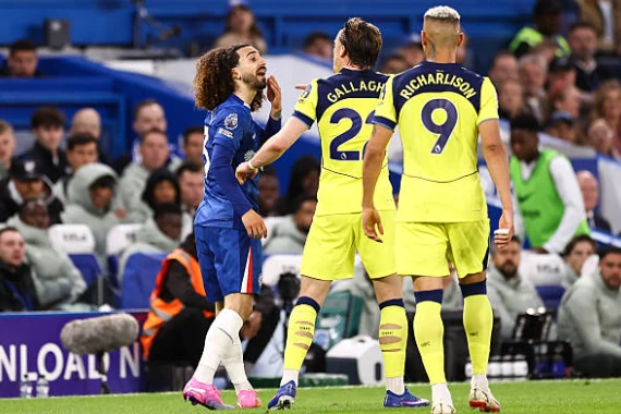 Hậu vệ trái: Marc Cucurella (6.9) Cầu thủ người Tây Ban Nha hoạt động năng nổ bên hành lang cánh trái với những pha dâng cao hỗ trợ tấn công hiệu quả. Tuy nhiên, một pha đánh đầu phá bóng thiếu dứt khoát của anh đã tạo điều kiện cho Richarlison ghi bàn rút ngắn tỉ số. Sai lầm phòng ngự này là vết gợn duy nhất trong một ngày thi đấu đầy nỗ lực của cựu hậu vệ Brighton.

Tiền vệ trung tâm: Andrey Santos (7.9) Một trận đấu bùng nổ của tiền vệ người Brazil khi anh làm chủ hoàn toàn khu trung tuyến. Santos không ngại va chạm trong cuộc chiến cơ bắp và cho thấy nhãn quan chiến thuật nhạy bén. Phần thưởng xứng đáng cho nỗ lực của anh là bàn thắng nhân đôi cách biệt sau một pha chọn vị trí thông minh và dứt điểm tinh tế trong vòng cấm, trực tiếp mang về lợi thế lớn cho Chelsea.

Tiền vệ trung tâm: Moises Caicedo (7.1) Caicedo đóng vai trò "máy quét" và điều tiết nhịp độ trận đấu một cách thầm lặng nhưng hiệu quả. Những đường chuyền xuyên tuyến của anh đã nhiều lần mở ra cơ hội phản công cho Chelsea. Anh kết nối cực tốt giữa hàng thủ và hàng công, giúp "The Blues" duy trì được cấu trúc đội hình ổn định trước lối đá pressing của đối phương.

Tiền vệ tấn công: Cole Palmer (7.2) Palmer tiếp tục cho thấy tầm ảnh hưởng của mình trong lối chơi của đội với những pha xử lý bóng đẳng cấp. Dù không trực tiếp ghi bàn hay kiến tạo, những đường chuyền sáng tạo và khả năng xoay sở trong không gian hẹp của anh là chìa khóa để phá vỡ hệ thống phòng ngự lùi sâu của Tottenham, tạo khoảng trống cho các đồng đội băng lên.

Tiền vệ cánh phải: Pedro Neto (7.5) Neto gây ra rất nhiều khó khăn cho hàng thủ Tottenham bằng tốc độ và kỹ thuật lắt léo. Anh là người thực hiện đường kiến tạo cho Enzo Fernandez mở tỉ số và đóng vai trò quan trọng trong việc triển khai các đợt tấn công biên. Dù có phần sa sút thể lực trong hiệp hai, nhưng đóng góp của anh vào lối chơi chung là không thể phủ nhận.

Tiền vệ cánh trái: Enzo Fernandez (8.1) Cầu thủ xuất sắc nhất trận đấu. Enzo không chỉ khai thông thế bế tắc bằng một siêu phẩm sút xa đẹp mắt từ khoảng cách 30 mét mà còn trực tiếp kiến tạo cho Santos ghi bàn thắng thứ hai. Một màn trình diễn đẳng cấp thế giới, trả lời mọi sự hoài nghi về phong độ của anh trong thời gian qua và khẳng định vai trò thủ lĩnh trên sân.

Tiền đạo: Liam Delap (6.6) Delap thi đấu rất xông xáo và tích cực pressing ngay từ phần sân đối phương để tạo áp lực. Tuy nhiên, sự nôn nóng trong các pha xử lý cuối cùng khiến anh bỏ lỡ một vài cơ hội ngon ăn và phải nhận một thẻ vàng không đáng có. Anh vẫn cần thêm sự điềm tĩnh và sắc bén trong vòng cấm để có thể cạnh tranh vị trí chính thức lâu dài.