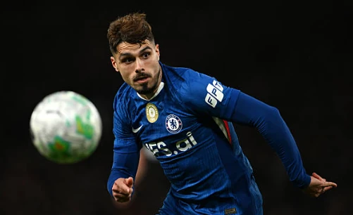 Tiền vệ cánh phải: Pedro Neto (7.5) Neto gây ra rất nhiều khó khăn cho hàng thủ Tottenham bằng tốc độ và kỹ thuật lắt léo. Anh là người thực hiện đường kiến tạo cho Enzo Fernandez mở tỉ số và đóng vai trò quan trọng trong việc triển khai các đợt tấn công biên. Dù có phần sa sút thể lực trong hiệp hai, nhưng đóng góp của anh vào lối chơi chung là không thể phủ nhận.

Tiền vệ cánh trái: Enzo Fernandez (8.1) Cầu thủ xuất sắc nhất trận đấu. Enzo không chỉ khai thông thế bế tắc bằng một siêu phẩm sút xa đẹp mắt từ khoảng cách 30 mét mà còn trực tiếp kiến tạo cho Santos ghi bàn thắng thứ hai. Một màn trình diễn đẳng cấp thế giới, trả lời mọi sự hoài nghi về phong độ của anh trong thời gian qua và khẳng định vai trò thủ lĩnh trên sân.

Tiền đạo: Liam Delap (6.6) Delap thi đấu rất xông xáo và tích cực pressing ngay từ phần sân đối phương để tạo áp lực. Tuy nhiên, sự nôn nóng trong các pha xử lý cuối cùng khiến anh bỏ lỡ một vài cơ hội ngon ăn và phải nhận một thẻ vàng không đáng có. Anh vẫn cần thêm sự điềm tĩnh và sắc bén trong vòng cấm để có thể cạnh tranh vị trí chính thức lâu dài.