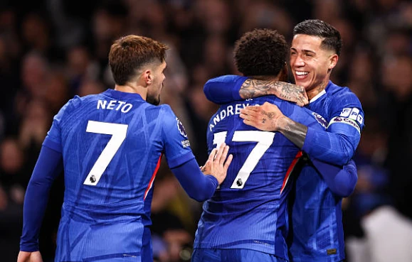 Tiền vệ cánh trái: Enzo Fernandez (8.1) Cầu thủ xuất sắc nhất trận đấu. Enzo không chỉ khai thông thế bế tắc bằng một siêu phẩm sút xa đẹp mắt từ khoảng cách 30 mét mà còn trực tiếp kiến tạo cho Santos ghi bàn thắng thứ hai. Một màn trình diễn đẳng cấp thế giới, trả lời mọi sự hoài nghi về phong độ của anh trong thời gian qua và khẳng định vai trò thủ lĩnh trên sân.

Tiền đạo: Liam Delap (6.6) Delap thi đấu rất xông xáo và tích cực pressing ngay từ phần sân đối phương để tạo áp lực. Tuy nhiên, sự nôn nóng trong các pha xử lý cuối cùng khiến anh bỏ lỡ một vài cơ hội ngon ăn và phải nhận một thẻ vàng không đáng có. Anh vẫn cần thêm sự điềm tĩnh và sắc bén trong vòng cấm để có thể cạnh tranh vị trí chính thức lâu dài.